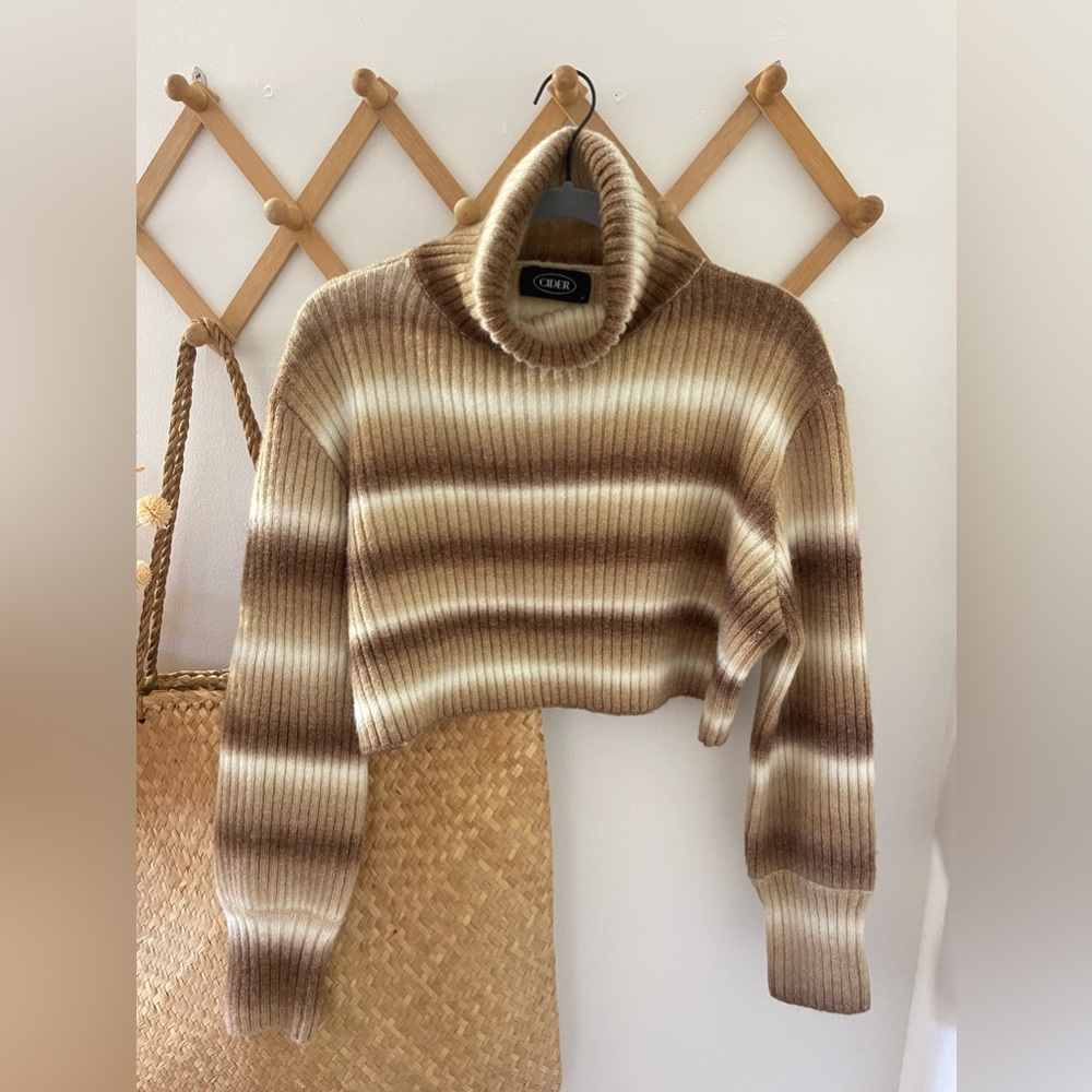 NEW WITHOUT TAGS CIDER CAMEL TURTLENECK CROPPED SWEATER - Picture 2 of 4